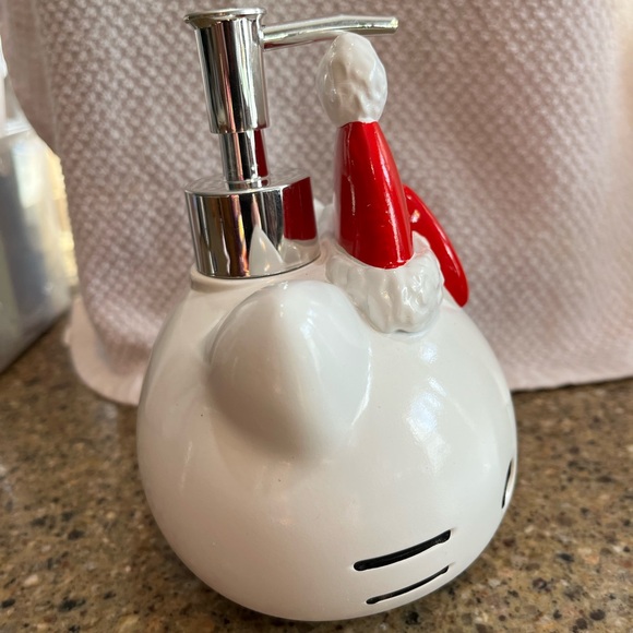 Hello Kitty Christmas Soap Dispenser - Picture 4 of 6